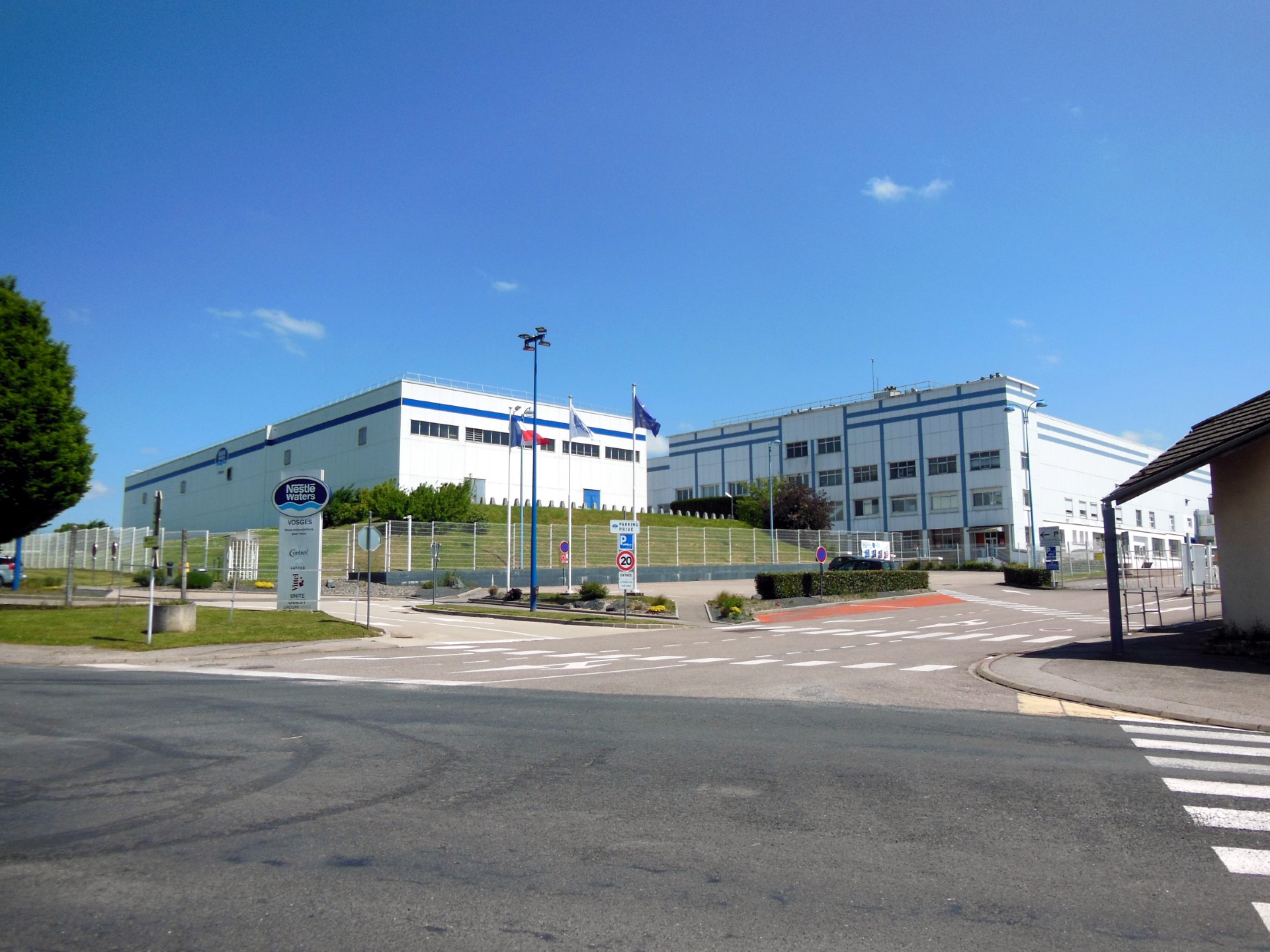 Vittel, Contrex, on liquide ! - Présent Hebdo