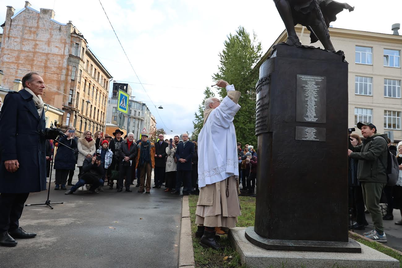 Bénédiction de la statue de Jeanne d’Arc à SaintPétersbourg (le 13