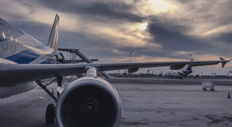 gray airliner